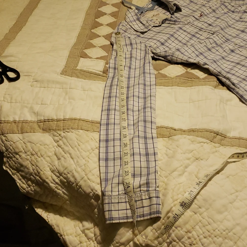 Hollister like new. Absolutely gorgeous Button down, collar shirt - Picture 9 of 9